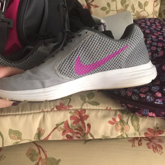 NIKE TENNIS SHOES! - Picture 3 of 4